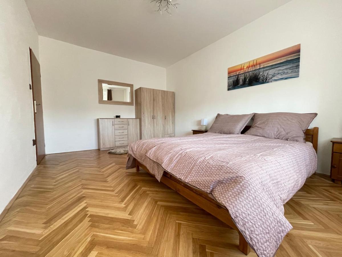 Apartman Jnj Velkomoravska 奥洛穆茨 外观 照片