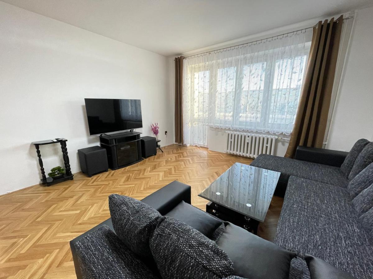 Apartman Jnj Velkomoravska 奥洛穆茨 外观 照片